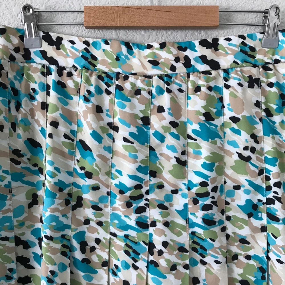Chico's Zenergy Pleated Abstract Skirt Skort Size 8 Tennis Golf Pickleball UPF - Picture 3 of 8